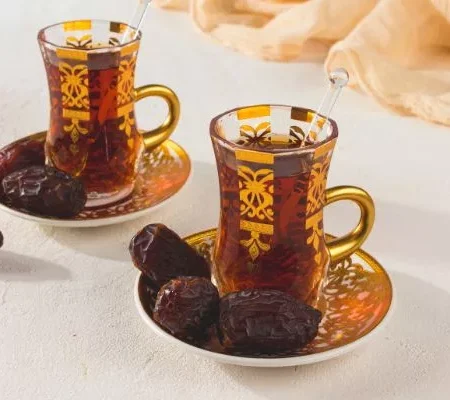 رغم تنوّع المشروبات وتغيّر الترندات، ما هو سر محافظة الشاي على مكانته في السوق السعودي؟